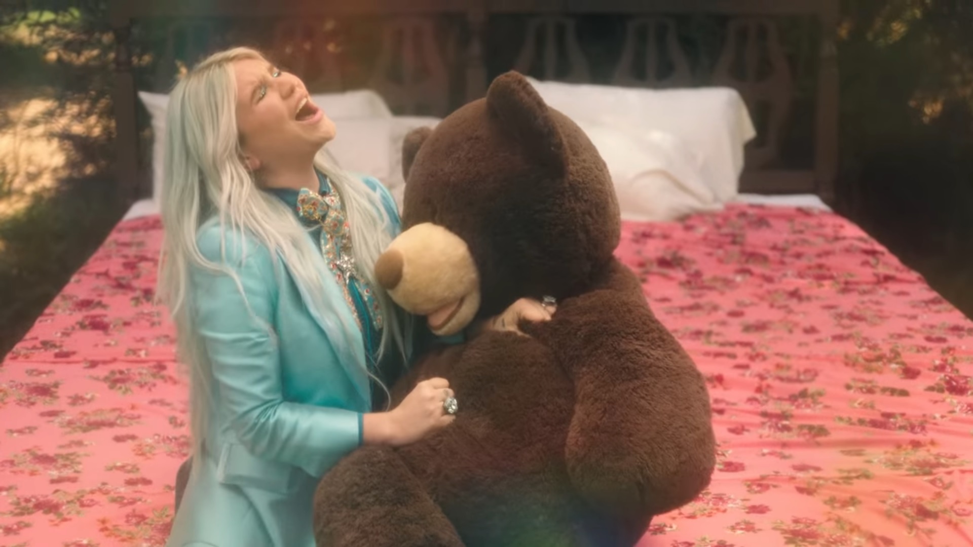 Kesha publicó el video de su nuevo single Learn to Let Go Rock Pop