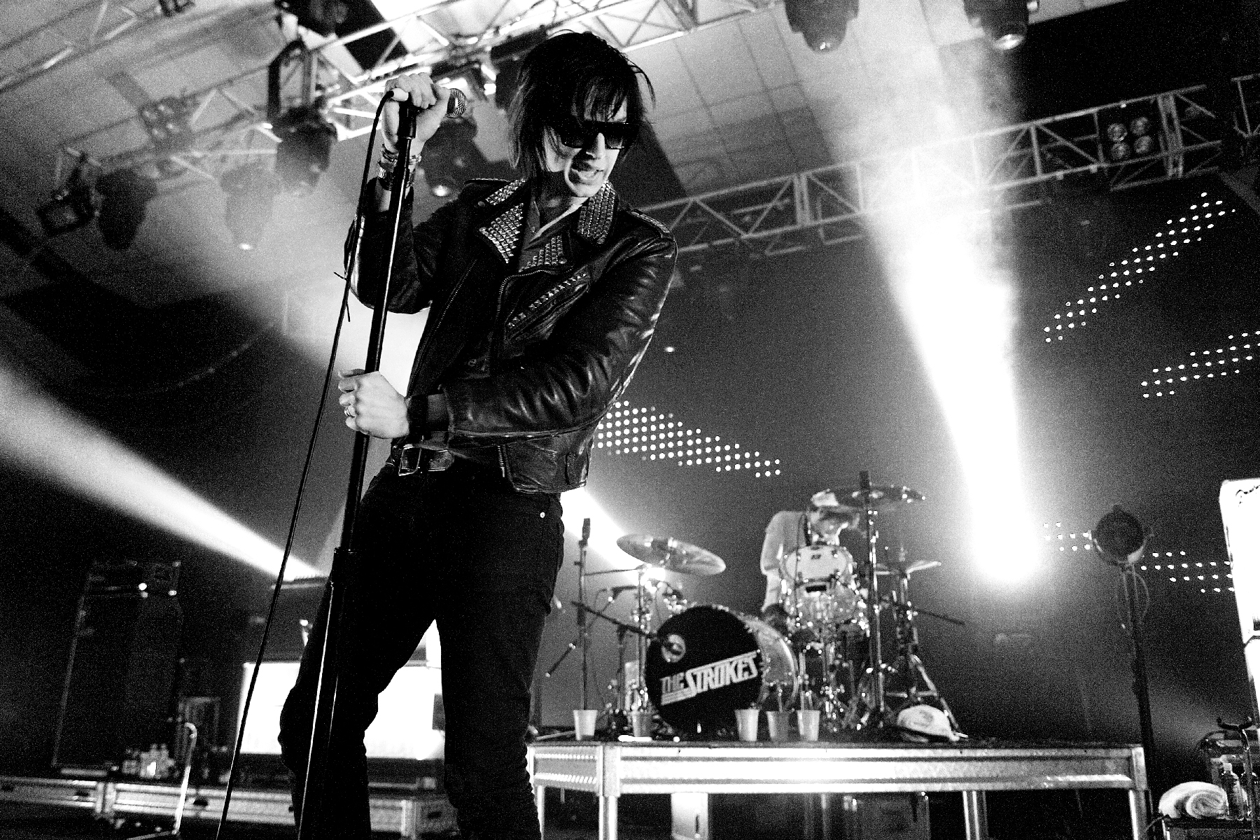 The strokes. Группа the strokes. The strokes солист. Инди рок парк. Hyde 2011 Live Concert.