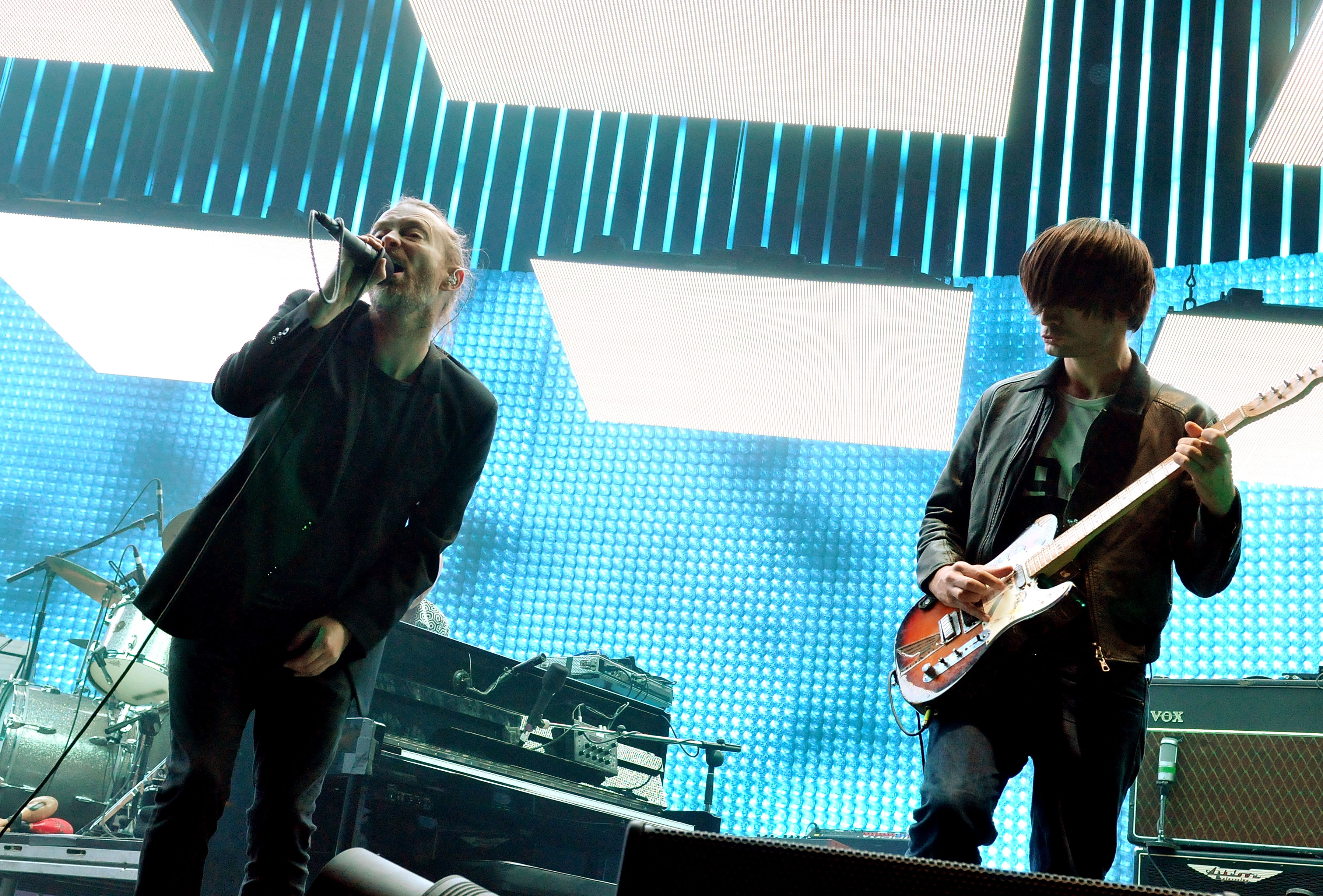 Thom Yorke Y Jonny Greenwood Dieron Un Show Como Dúo Interpretando ...