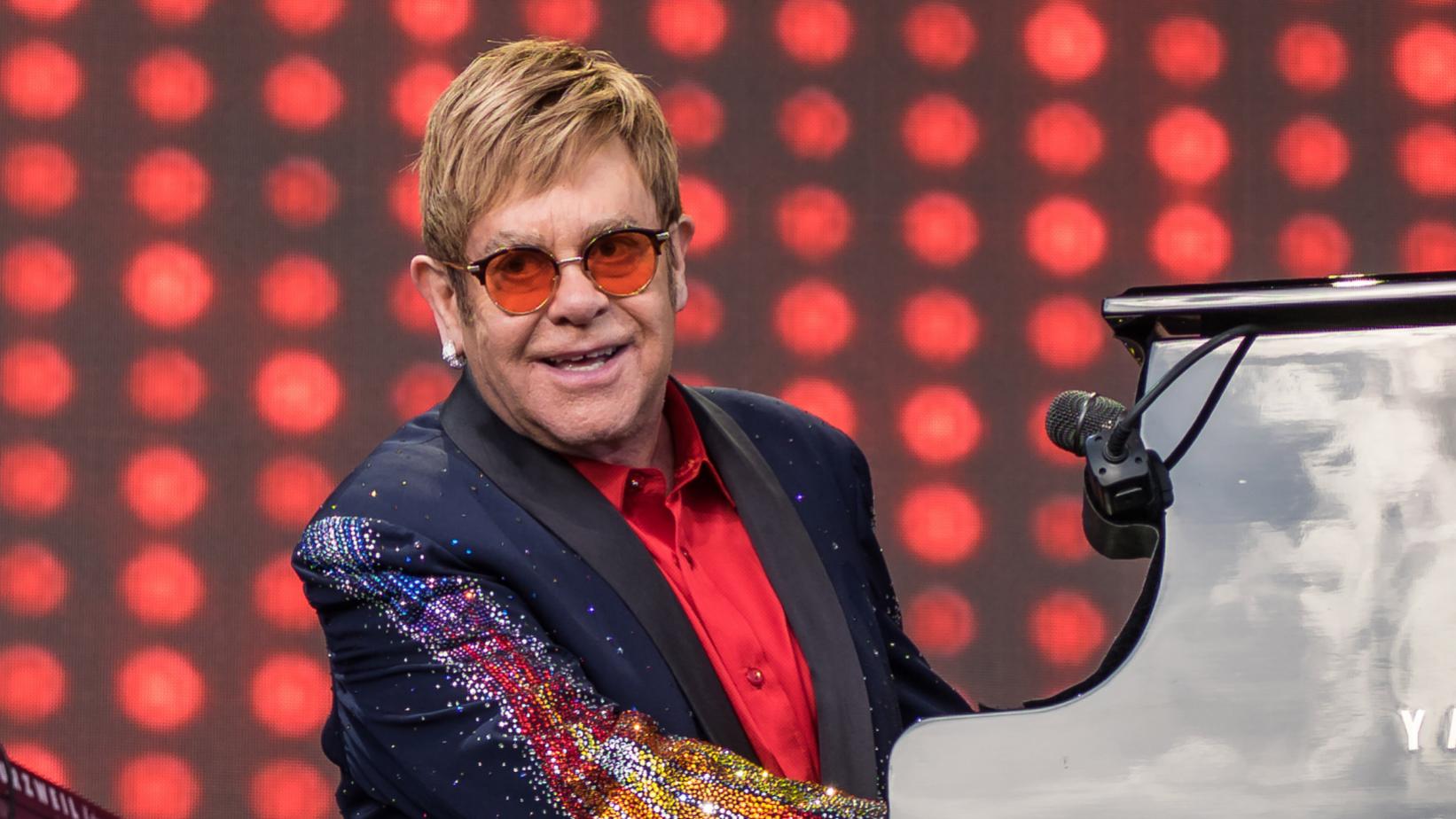 Elton John celebró el día en que decidió cambiar su vida