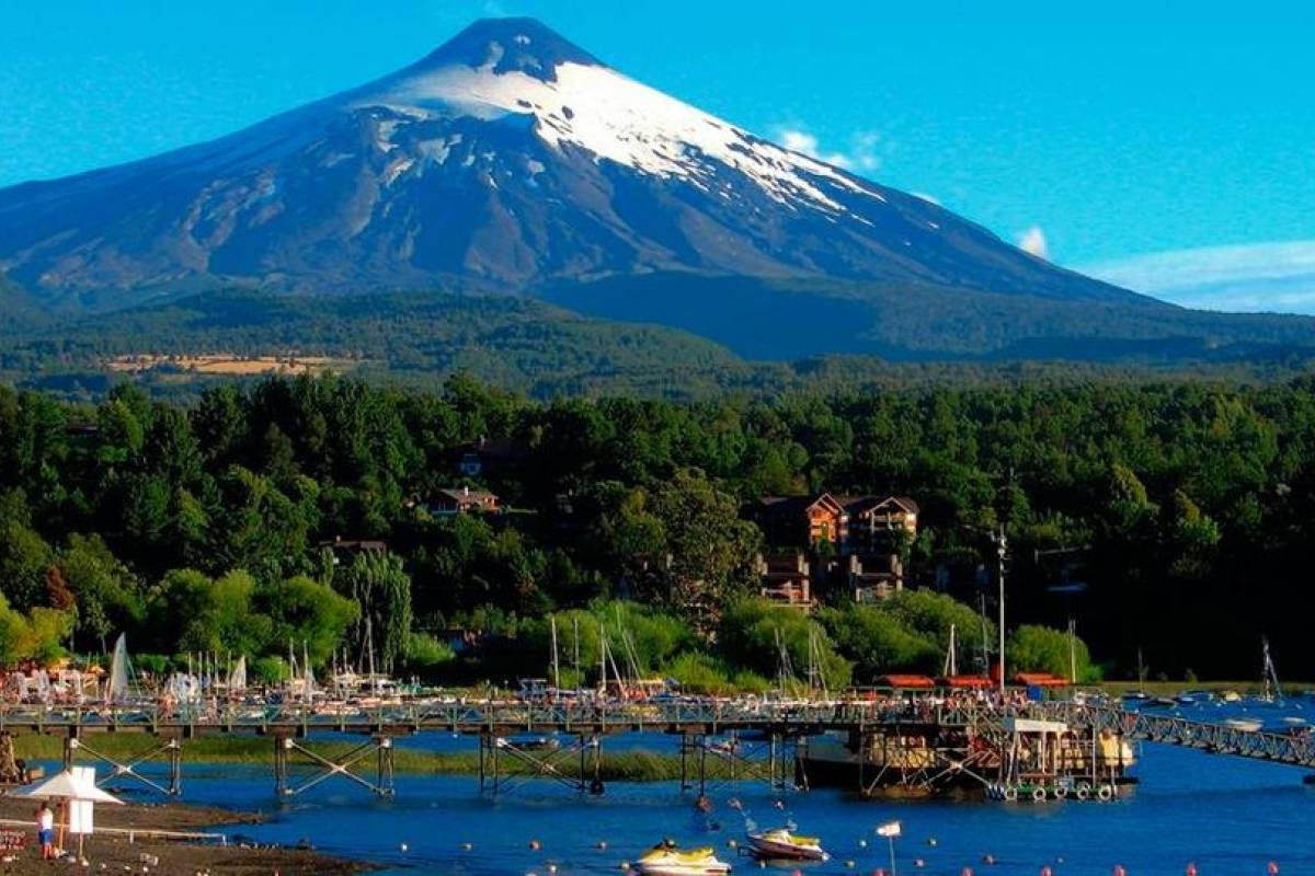 Чили туристам. Пукон Чили. Город Пукон. Villarrica город. Чили фото городов.