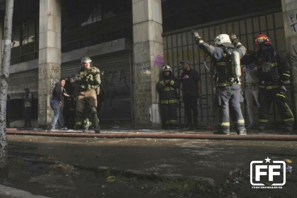 foto bombero apuntado