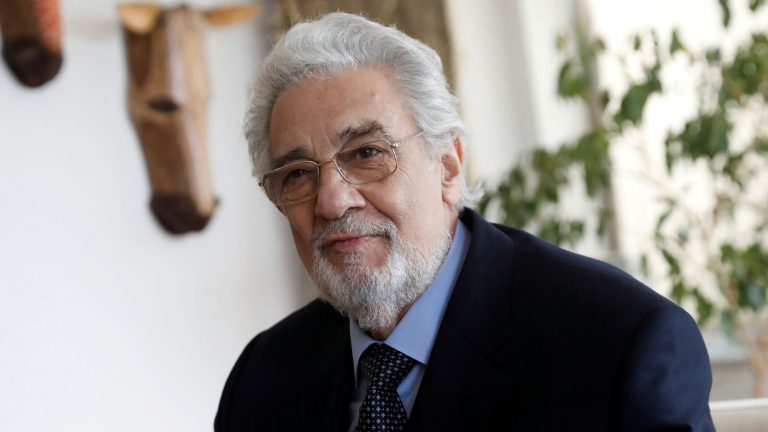 Plácido Domingo admite haber acosado sexualmente a mujeres