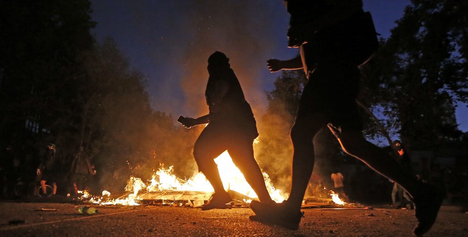 Ministro Gonzalo Blumel reporta 283 detenidos en manifestaciones nocturnas