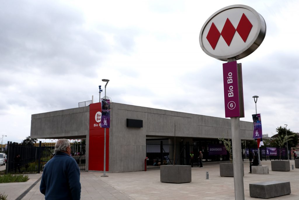 Metro de Santiago acorta sus horarios por el toque de queda