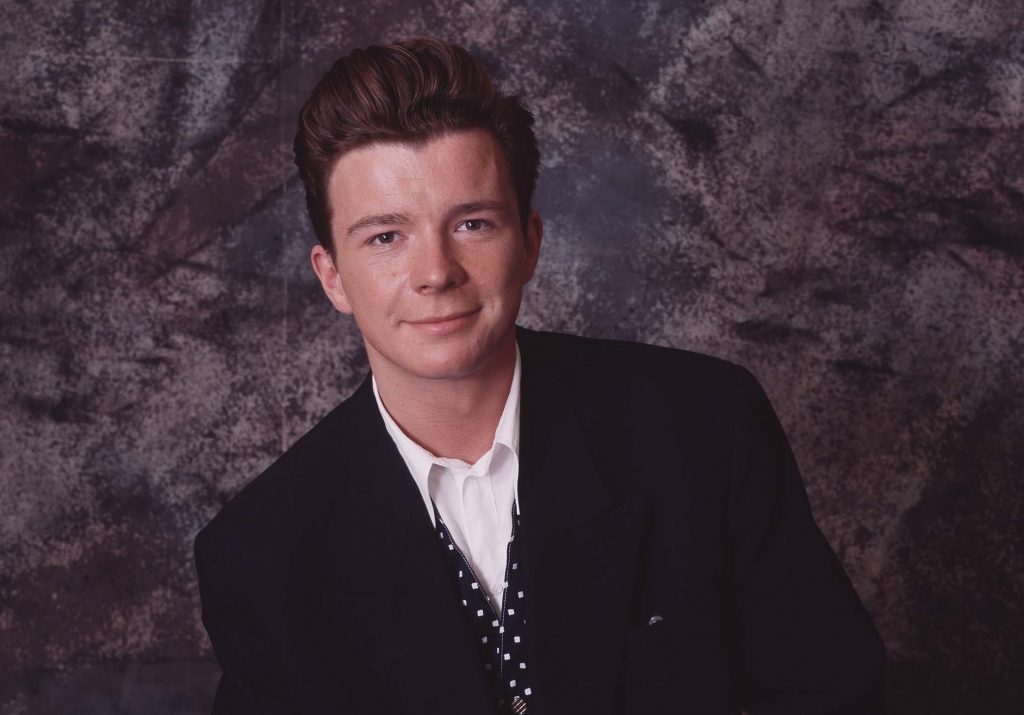 Rick Astley ofrece concierto para trabajadores de la salud