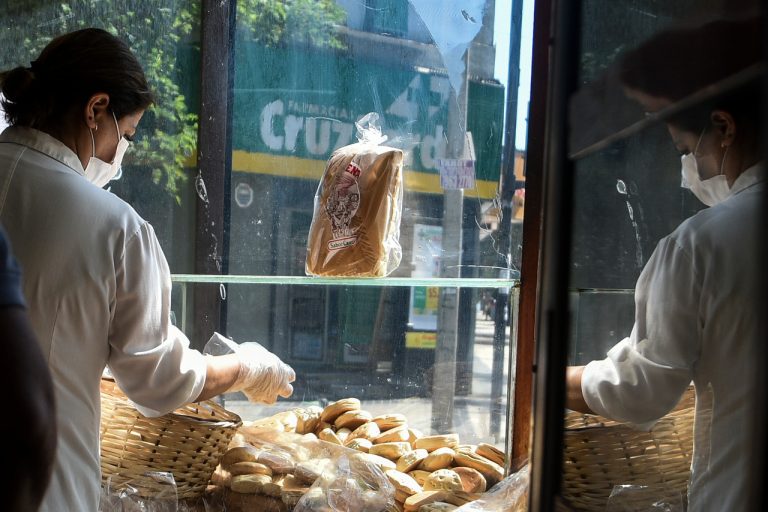 IPC de abril: Subió el pan y la cerveza pero bajó la ropa