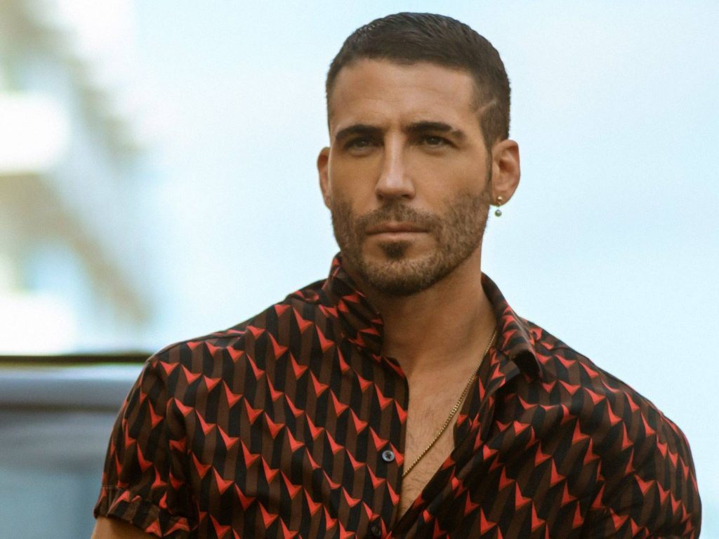 Miguel Ángel Silvestre sky rojo