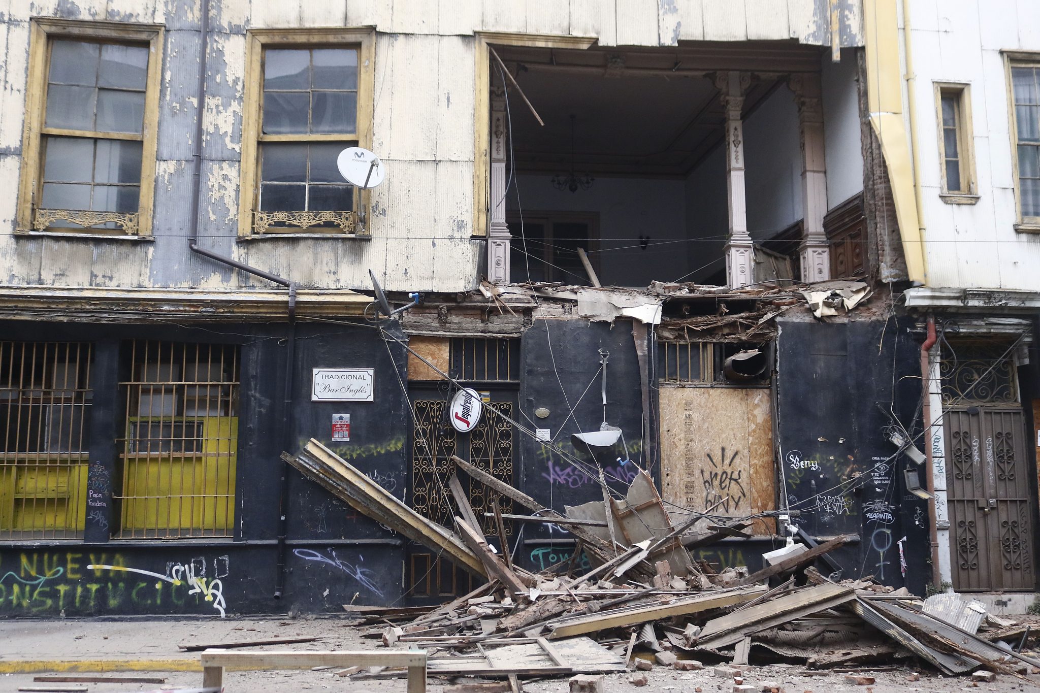 Valparaíso: Muro del histórico Bar Inglés se derrumba ...