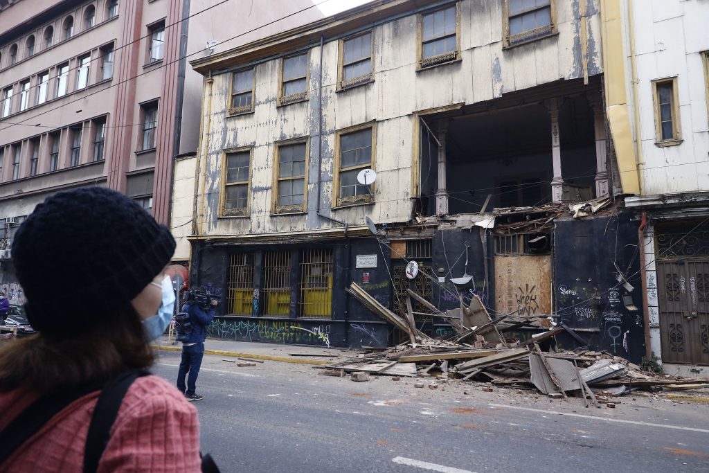 VALPARAISO: Derrumbe Afecta A  Fachada Del Bar Ingles