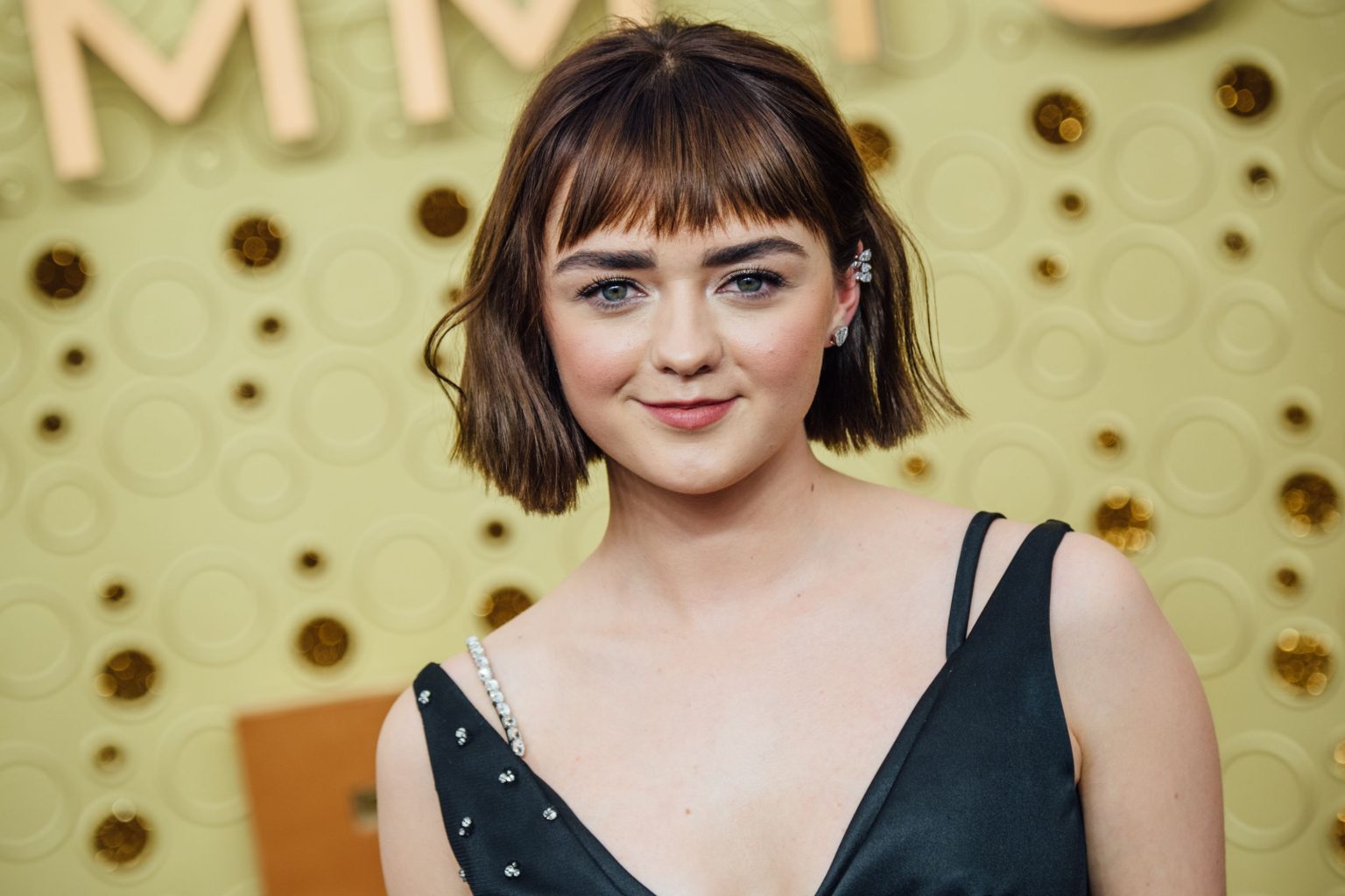 ¡un Cambio Radical Maisie Williams Luce Irreconocible Para Nueva