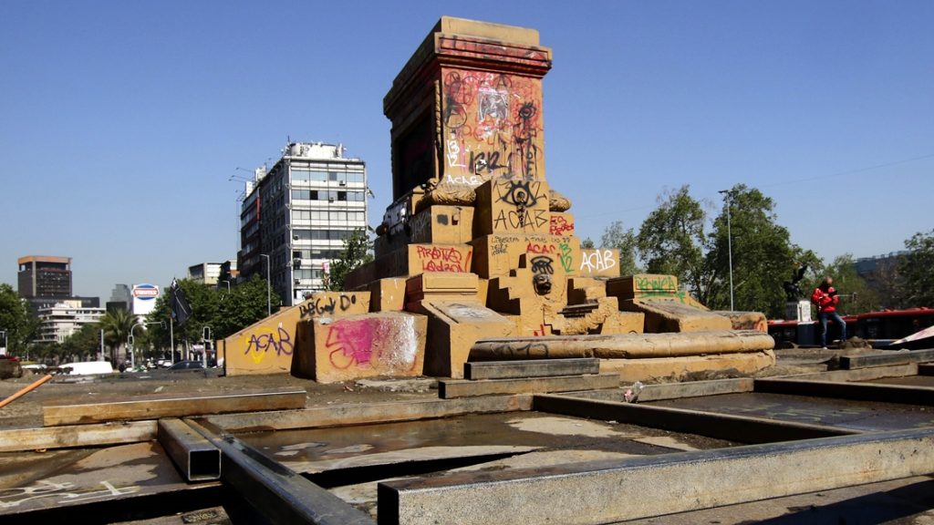 Plaza Baquedano Y Alrededores Amanece Con Destrozos.