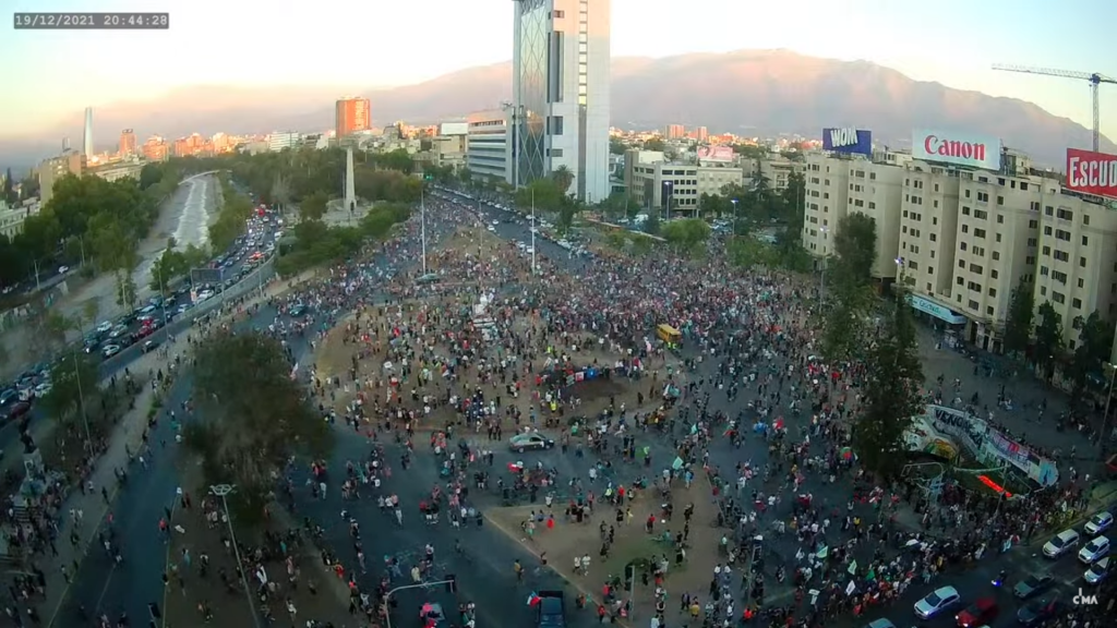 Gabriel Boric Plaza Italia Dignidad Celebraciones Fiesta Griterio Bocinazos