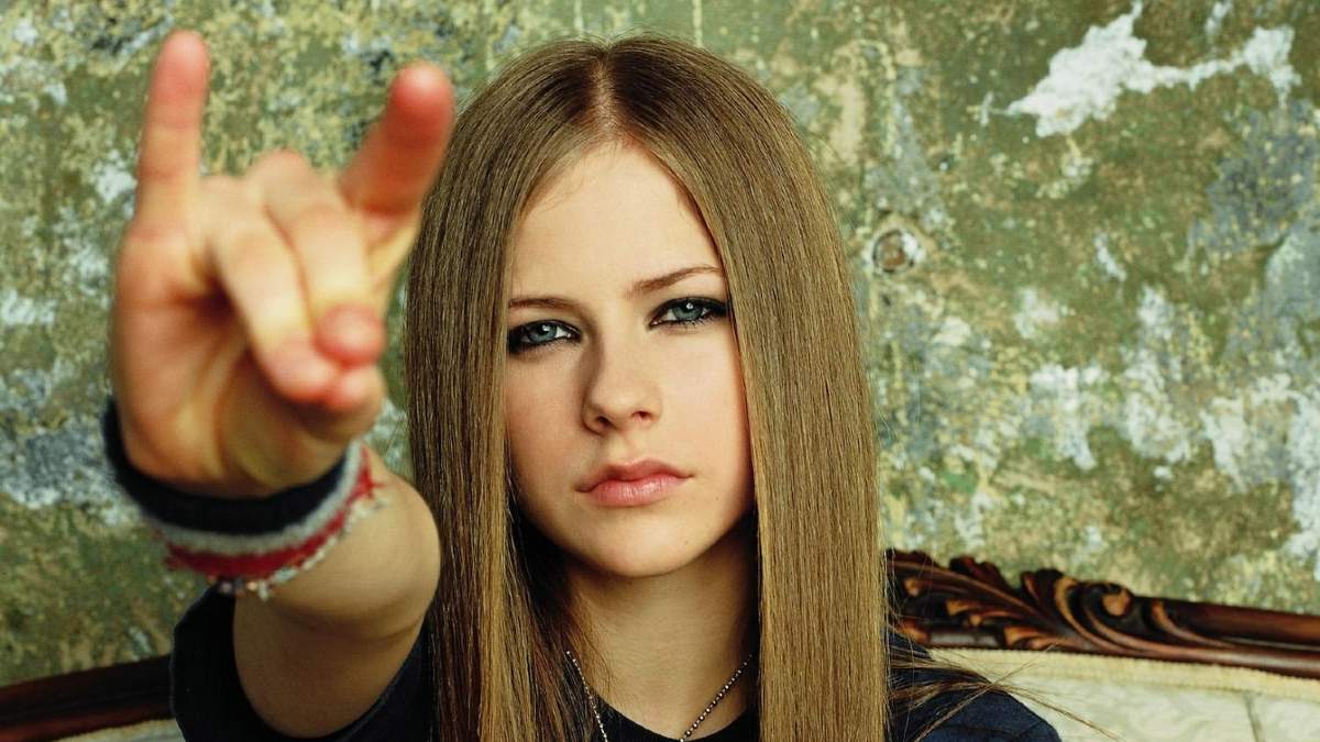 ¡caída De Carnet Avril Lavigne Adaptará Su Hit Sk8r Boi En Una Película — Rockandpop