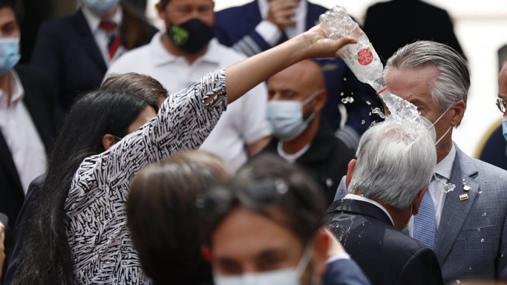 Mujer Botella Agua Piñera