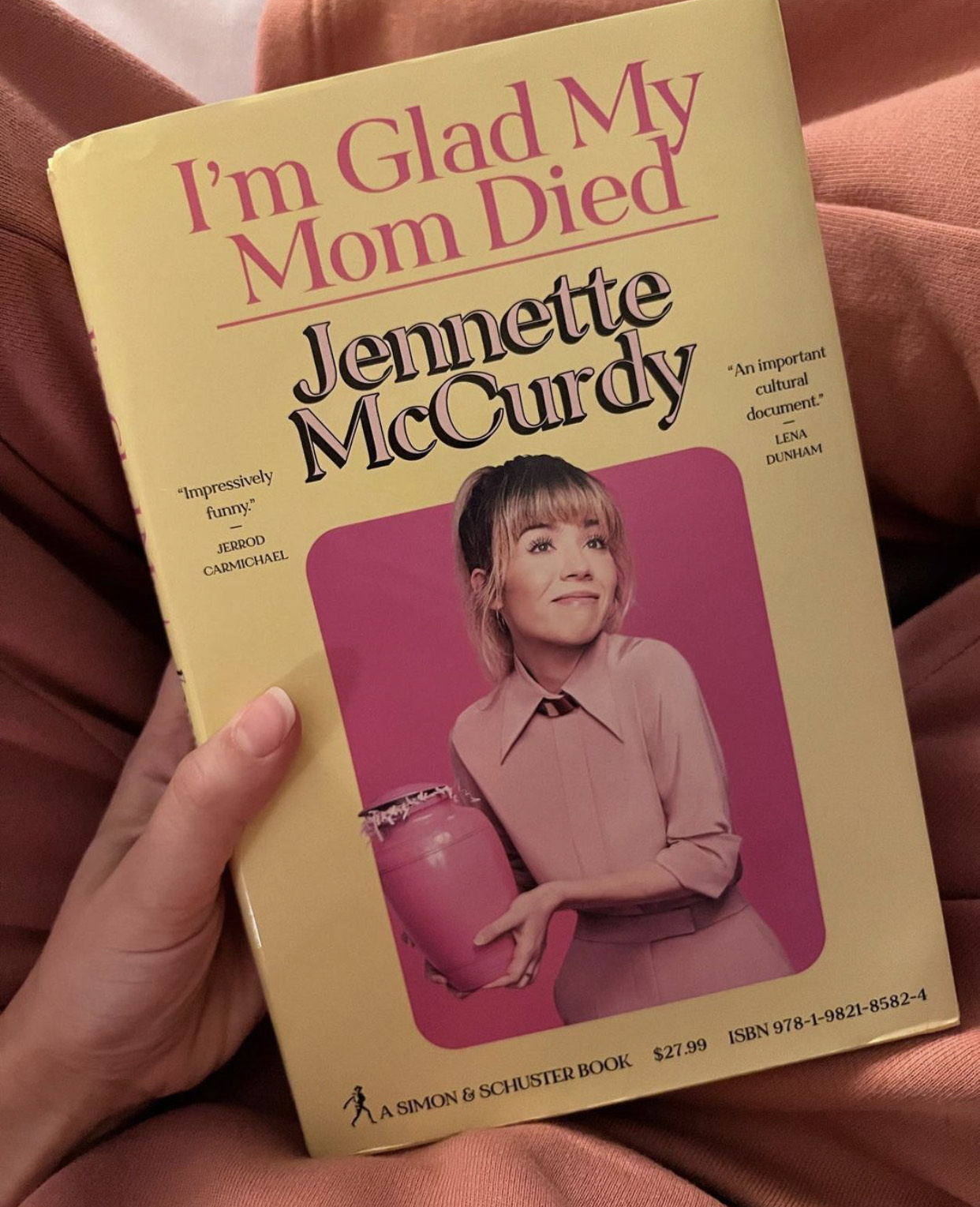En libro 'Me alegro de que mi mamá haya muerto', Jennette McCurdy