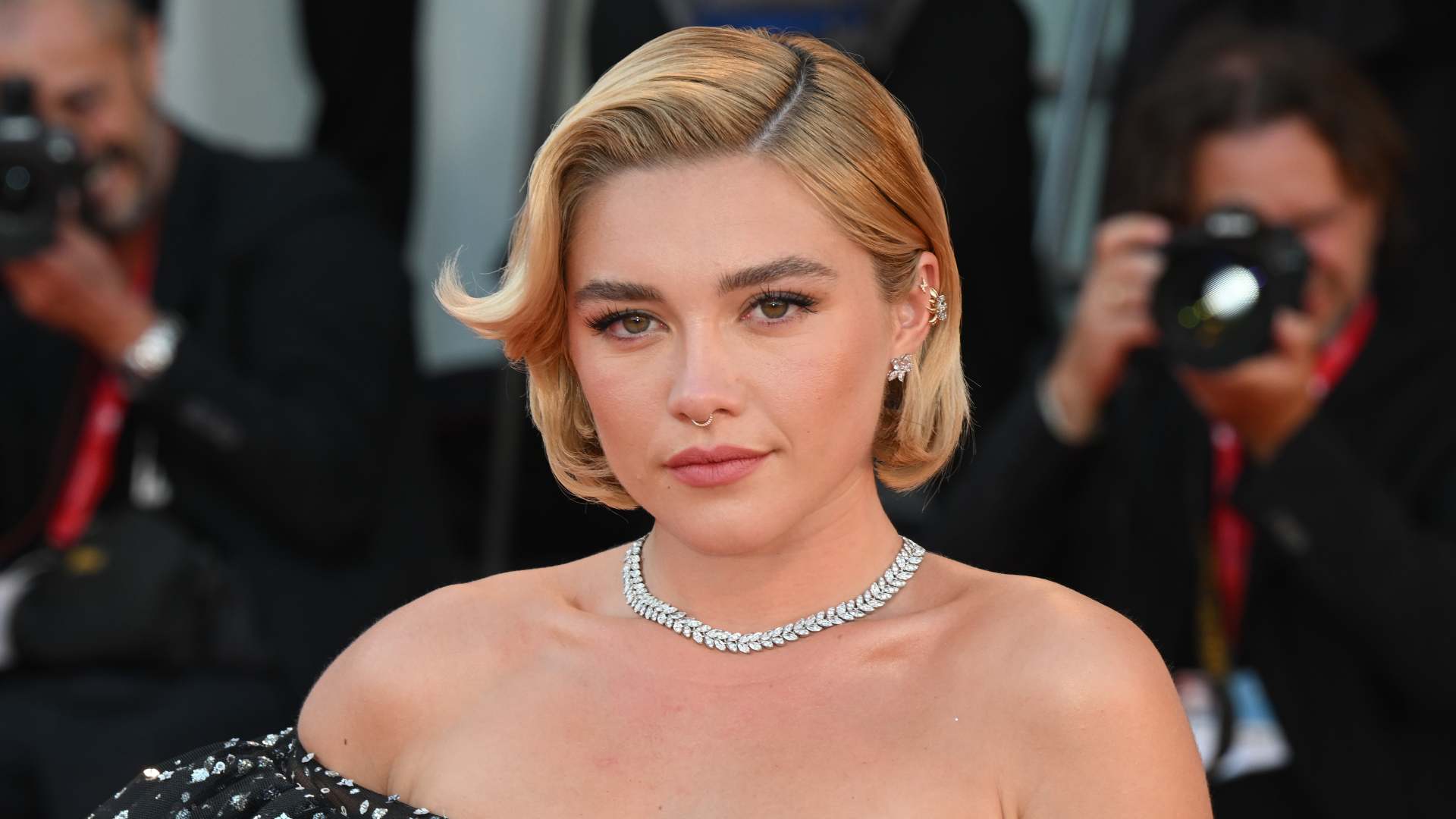 Florence Pugh Pasa Por Las 5 Etapas Del Duelo En Su Nuevo Filme — Rockandpop