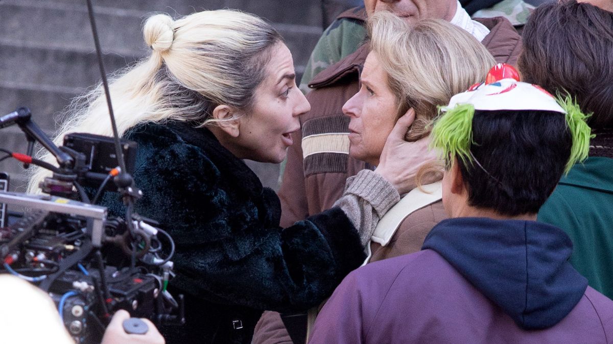 Lady Gaga se besa con extra en fotos virales del set de Joker 2 — Rock&Pop