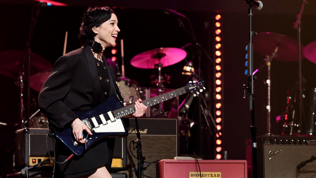 St. Vincent sorprende cantando un clásico de David Bowie — Rock&Pop