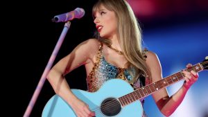 Entre escobas La insólita forma que Taylor Swift sube al escenario