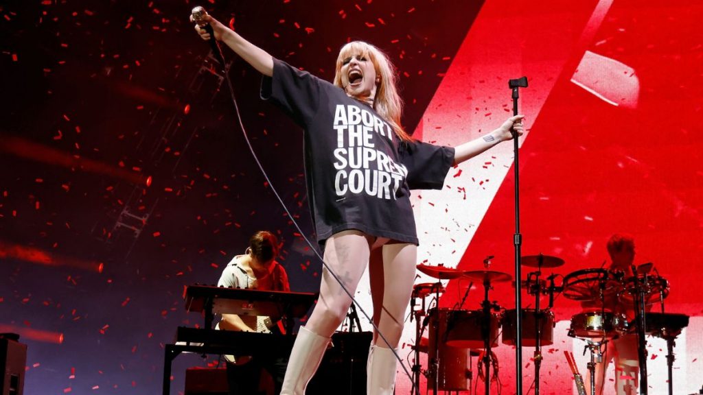 Hayley Williams Paramore detiene pelea echa a fans GettyImages-1494295765