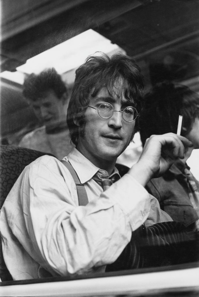 John Lennon usando sus lentes