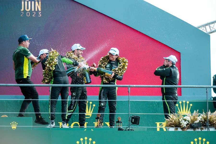 Nicolás Pino celebrando el tercer lugar con su equipo en Le Mans