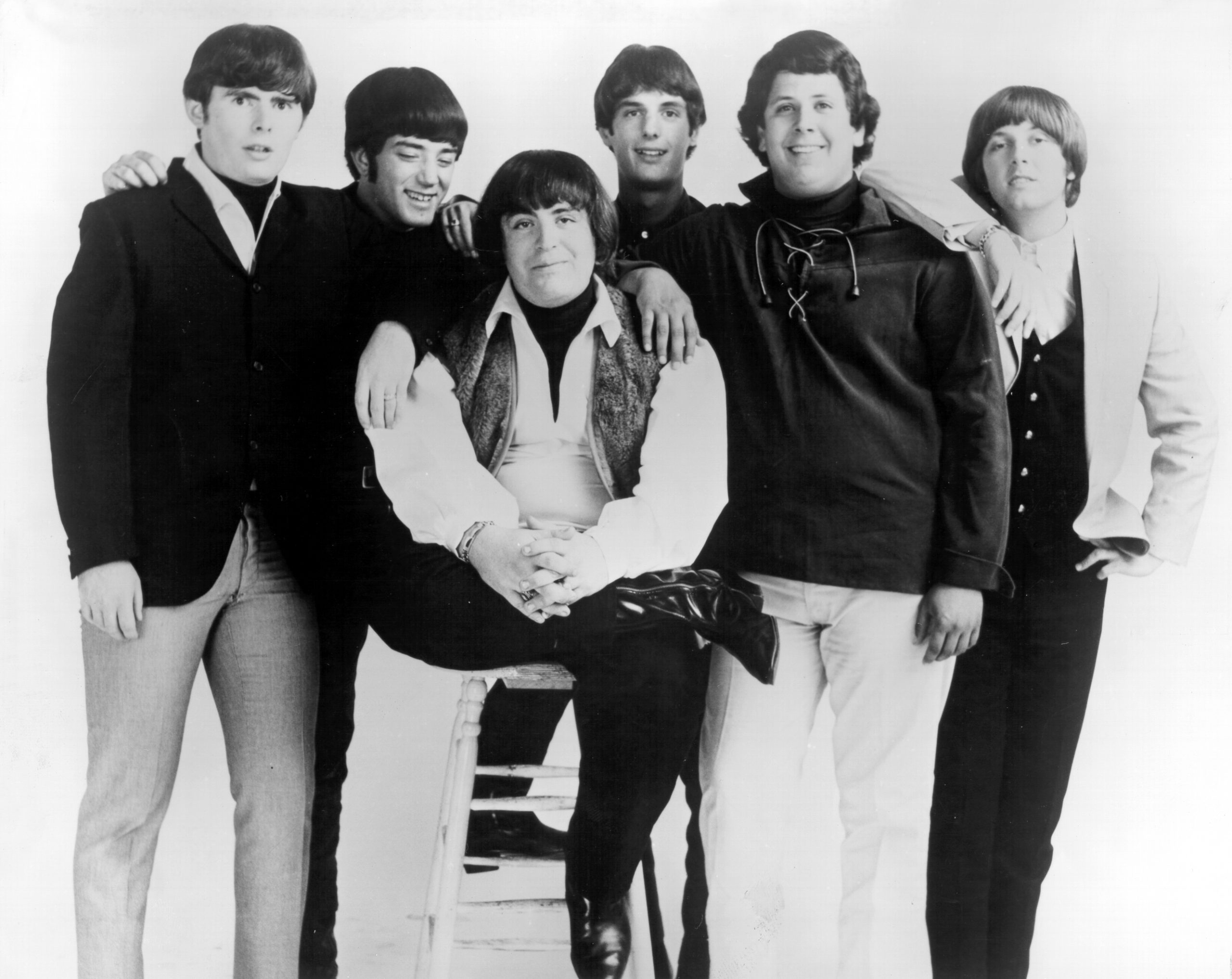 El grupo pop The Turtles (Al Nichol, Chuck Portz, Howard Kayman, Jim Tucker, Mark Volman y Don Murray) en 1966. Fotografía de Getty Images