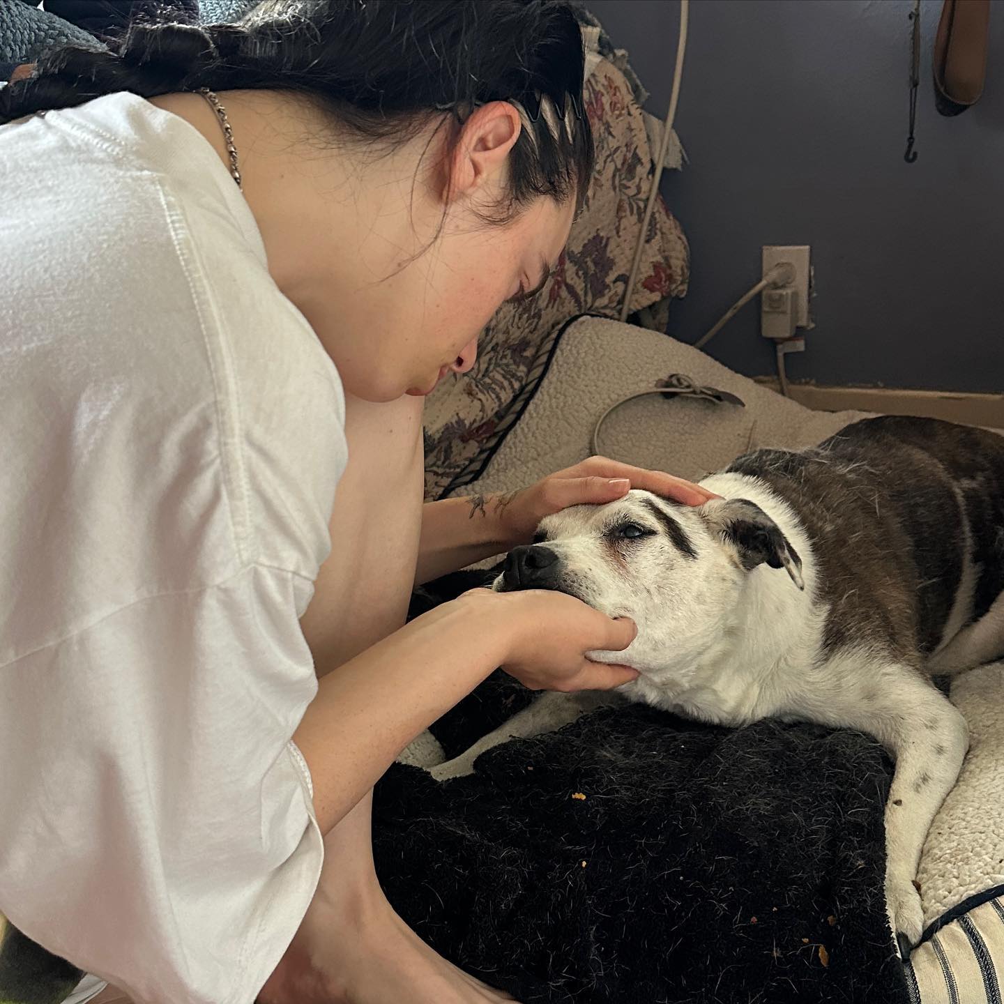 Billie Eilish con Pepper. Fuente: Instagram.