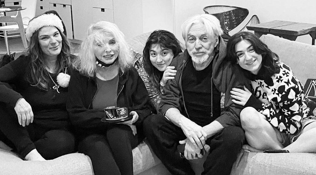 Debbie Harry junto a la familia de Chris Stein