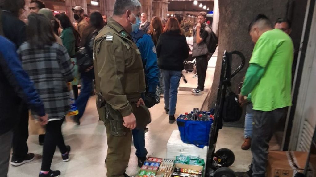 Decomiso alimentos vencidos metro de santiago