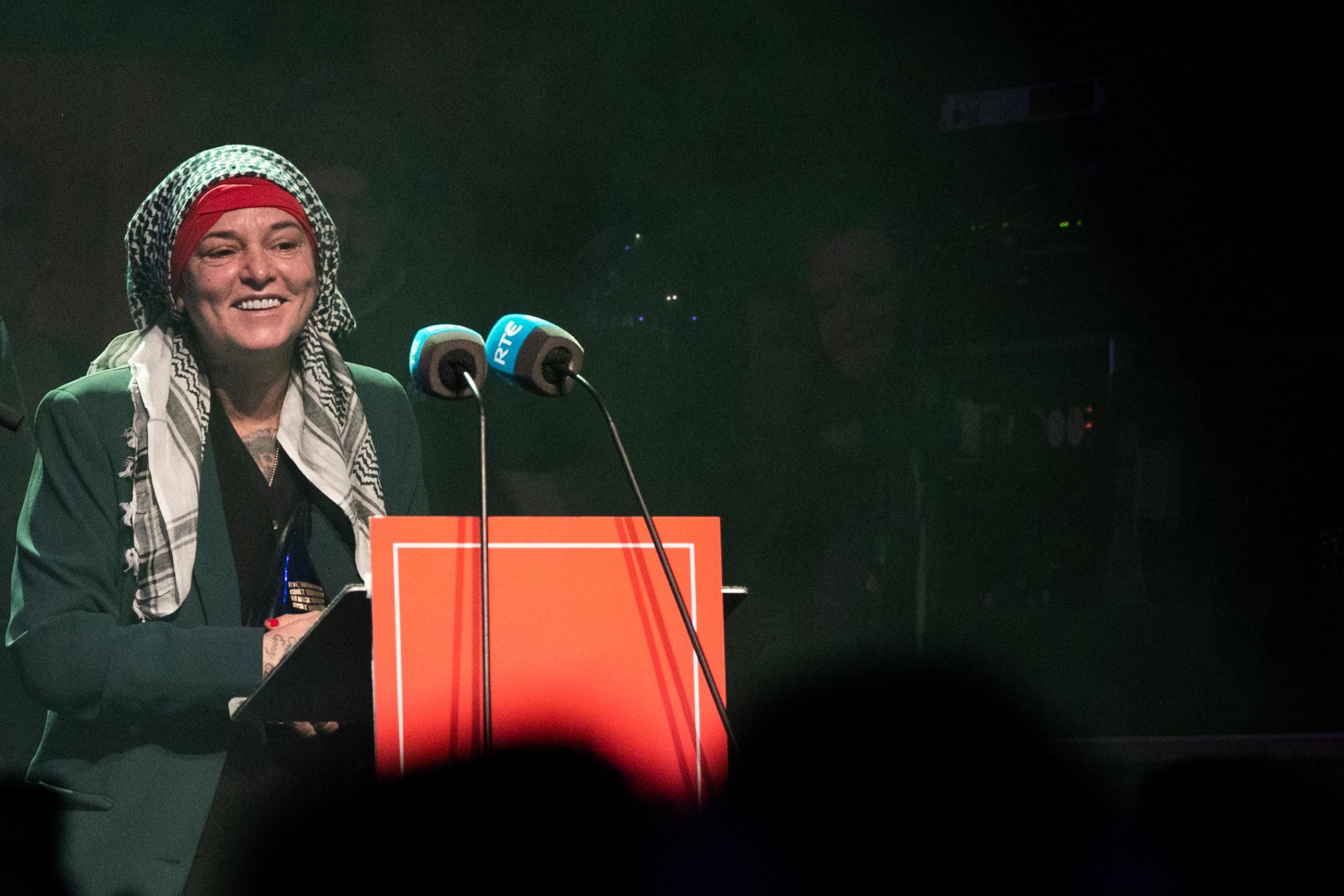 Sinead O'Connor recibe el premio al Álbum Irlandés Clásico por "I Do Not Want What I Haven't Got" en el RTÉ Choice Music Prize el 9 de marzo de 2023 en Dublín, Irlanda. (Foto de Getty Images)