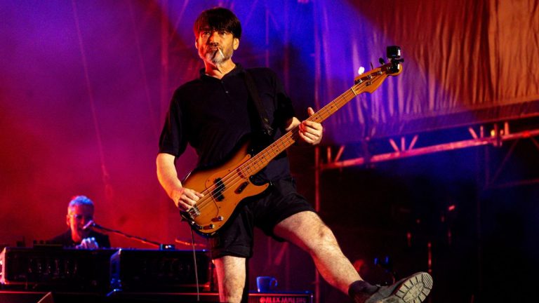 Alex James Blur vino espumante GettyImages-1551000929