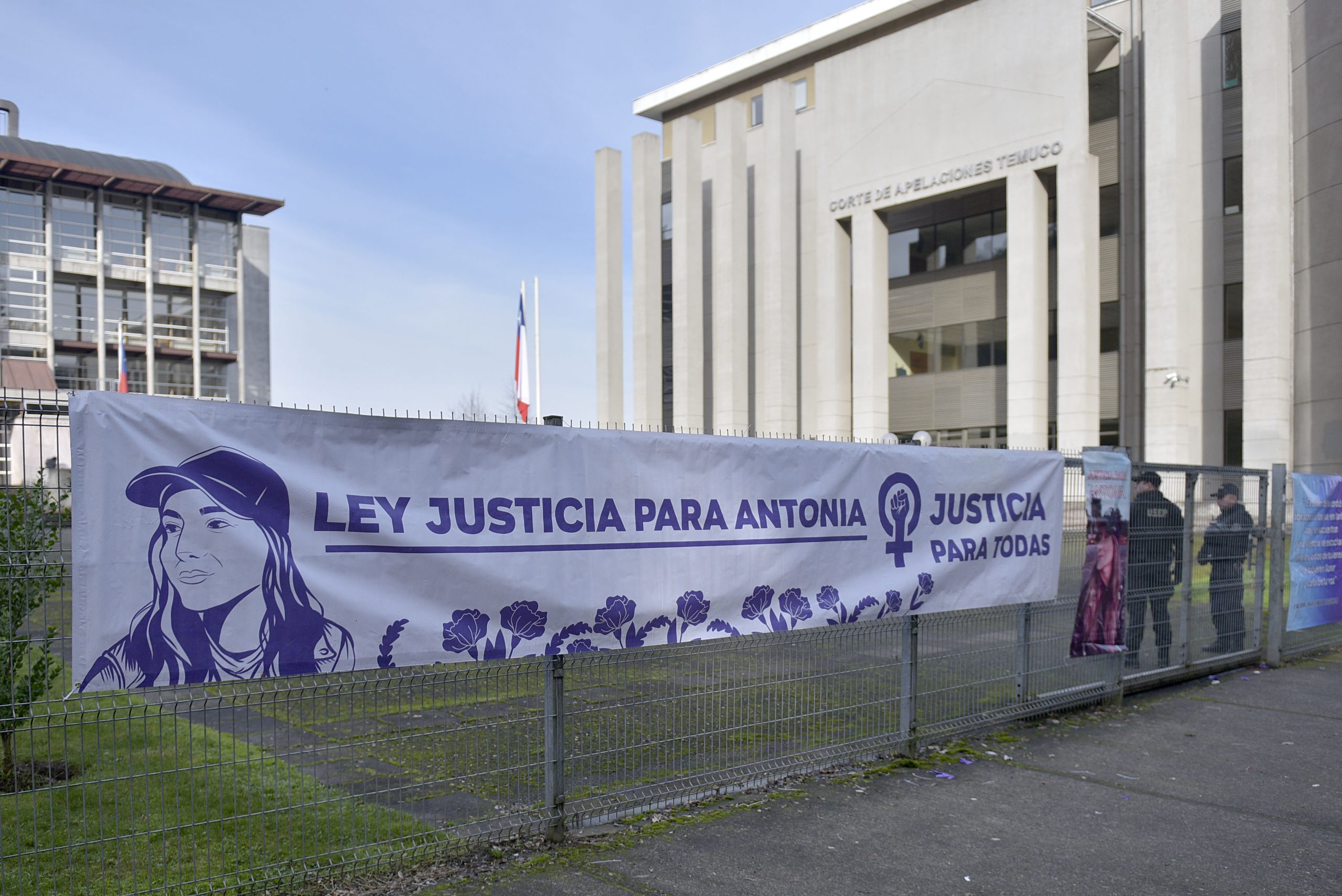 Afueras del Tribunal Oral en lo Penal de Temuco durante la lectura de sentencia en el Tribunal Oral en lo Penal de Temuco.FOTO: MARCOS MALDONADO / AGENCIAUNO