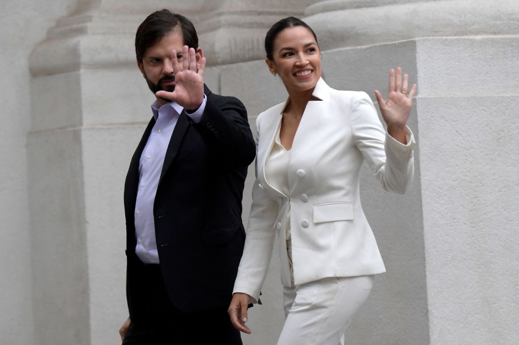 Gabriel Boric y Alexandria Ocasio-Cortez en La Moneda. Foto: Getty Images