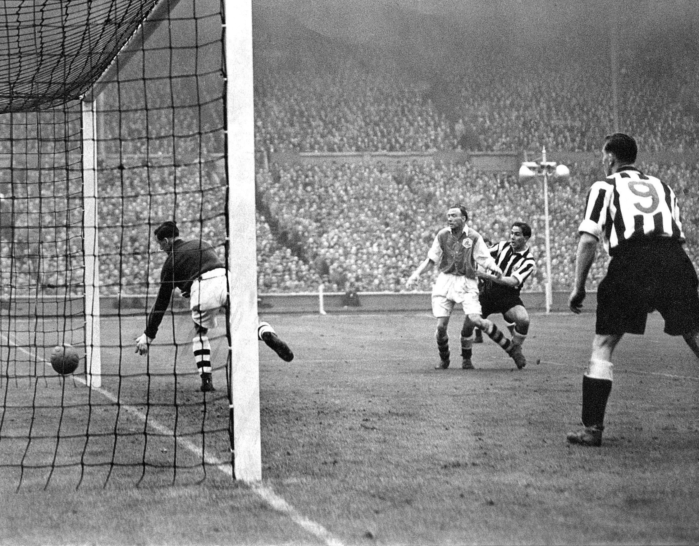 Gol de la final entre el Newcastle y Arsenal¿, 1952. Foto: Getty Images