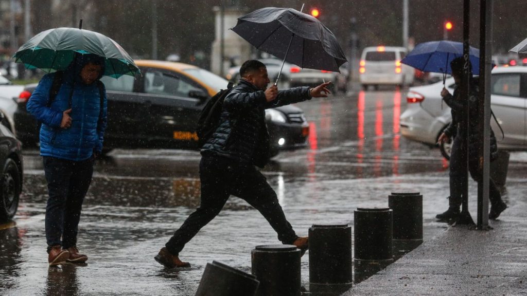 Lluvia en santiago río atmosférico 0709 A_UNO_1499365