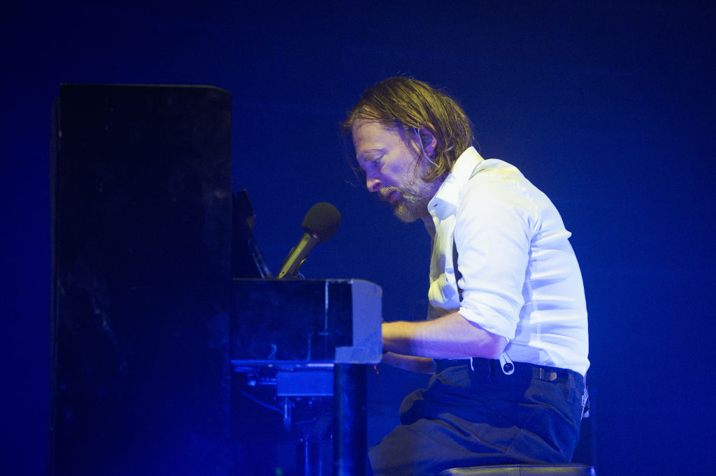 Thom Yorke tocando teclados con The Smile 