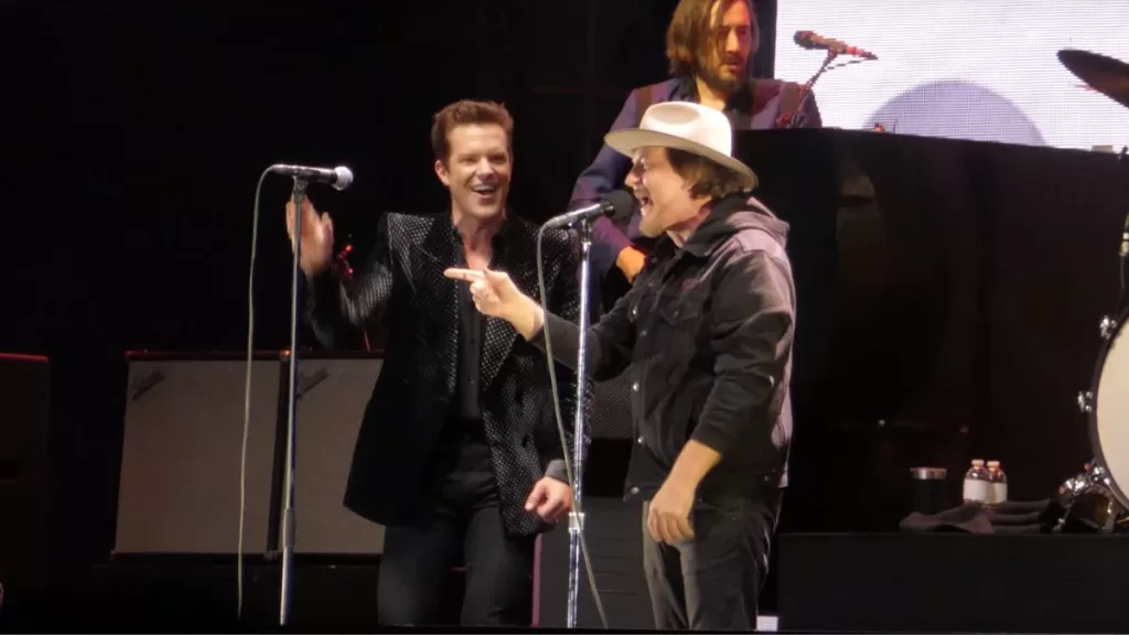 Brandon Flowers y Eddie Vedder