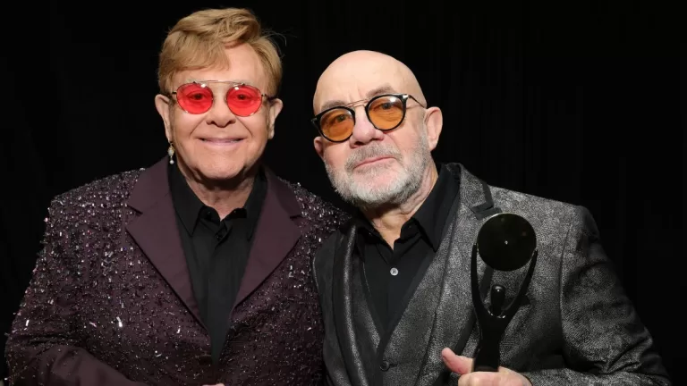 Elton John y Bernie Taupin GettyImages-1502880646 web