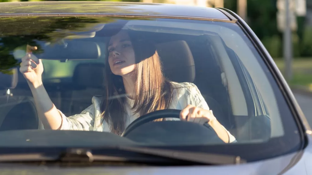 Persona estacionando auto radio GettyImages-1337601008