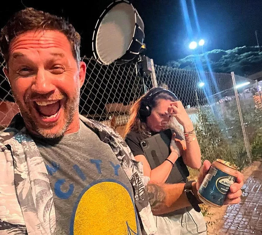 Tom Hardy junto a la directora Kelly Marcel para la secuela de Venom 3