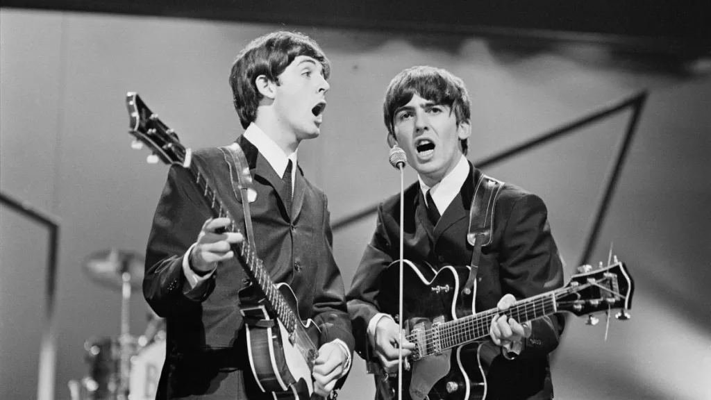 Geroge Harrison y Paul McCartney The Beatles GettyImages-1132287080