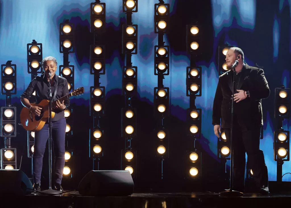 Tracy Chapman regresa al escenario de los Grammy 2024 con emotivo dúo