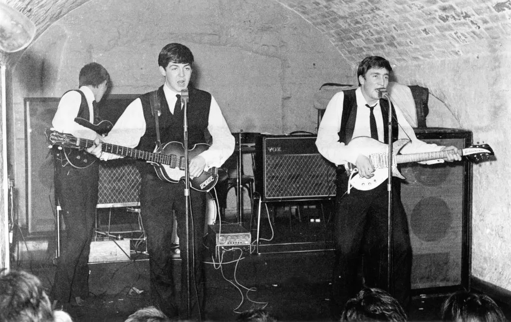 Paul McCartney con el bajo posteriormente perdido en The Cavern con The Beatles en 1962. Foto: Getty Images.