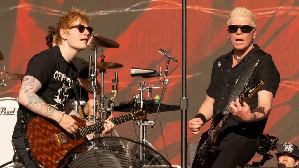 Inesperada colaboración: Ed Sheeran aparece en el escenario con The Offspring