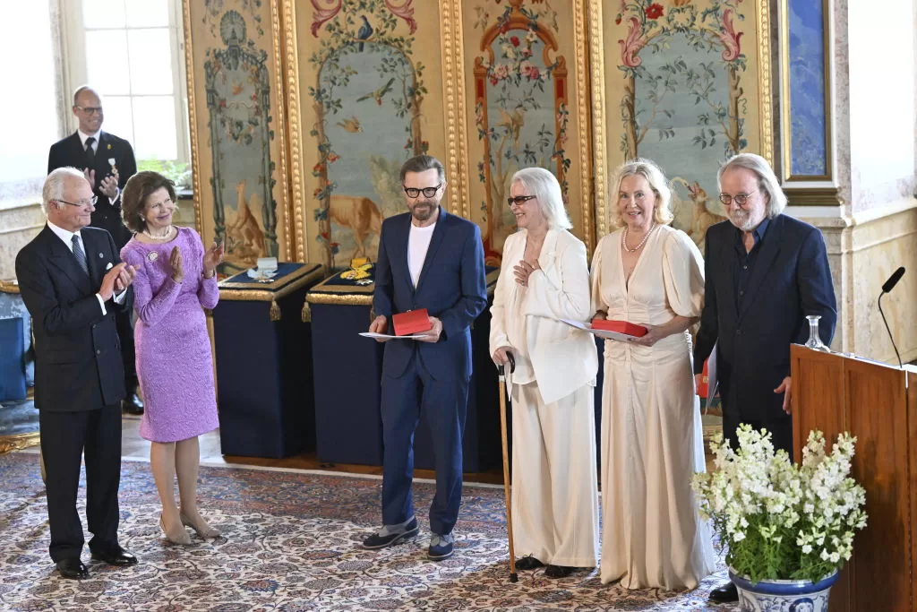 ABBA recibiendo reconocimiento de Carlos XVI Gustavo. Foto: Getty Images.