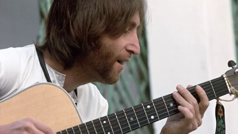 John Lennon India Guitarra web