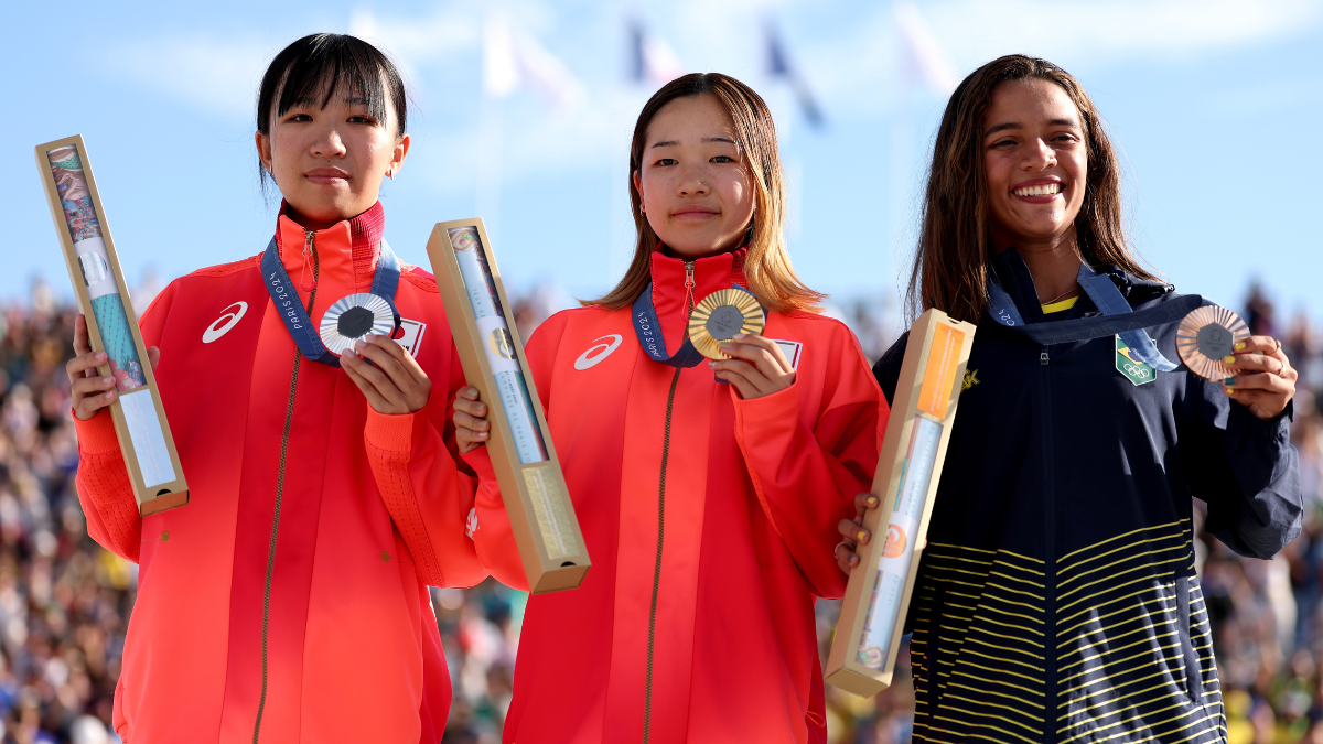 adolescentes ganan medallas en skateboarding street