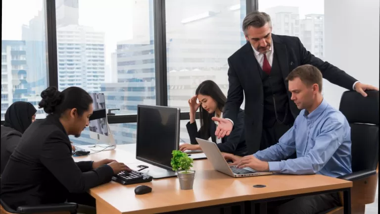 Acoso laboral Ley Karin GettyImages-1208279781 web